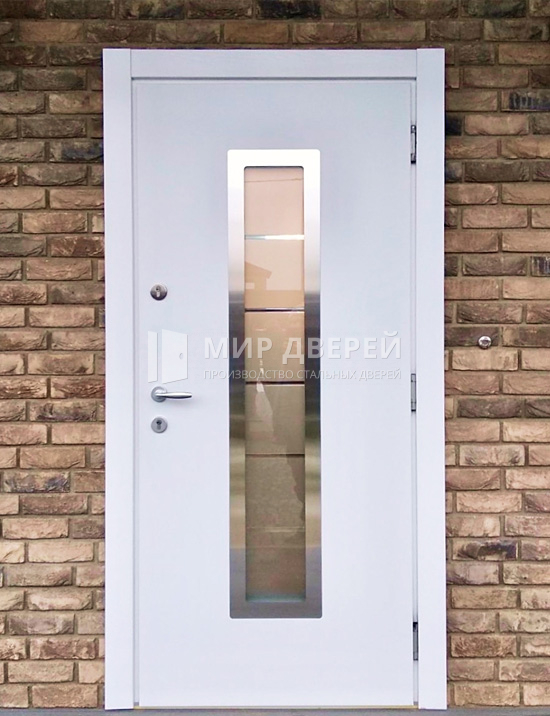 Белая входная дверь с терморазрывом в дом - фото